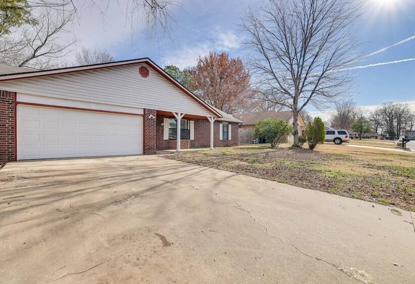 Rogers Vacation Home W/ Yard: 5 Mi To Bentonville