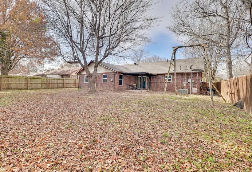 Rogers Vacation Home W/ Yard: 5 Mi To Bentonville