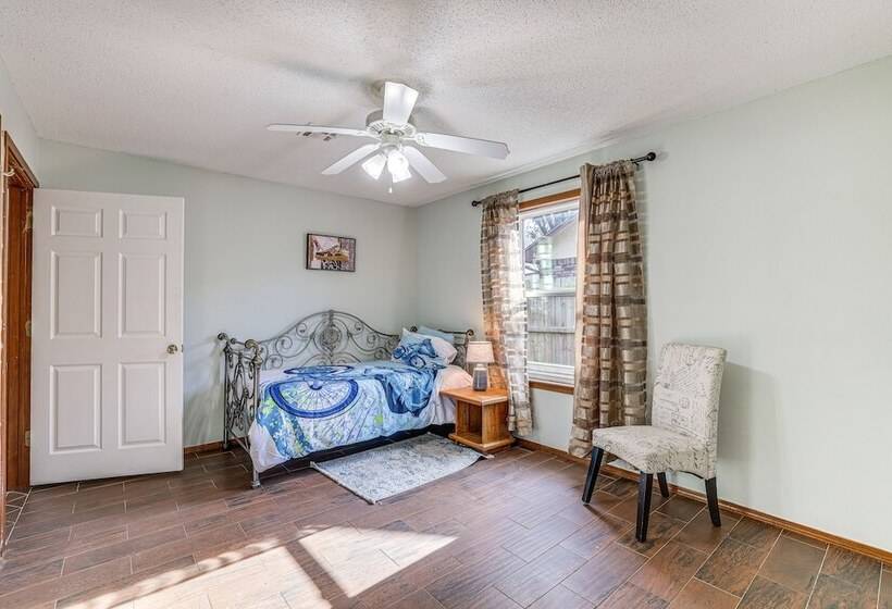 Rogers Vacation Home W/ Yard: 5 Mi To Bentonville