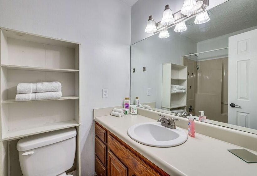 Rogers Vacation Home W/ Yard: 5 Mi To Bentonville