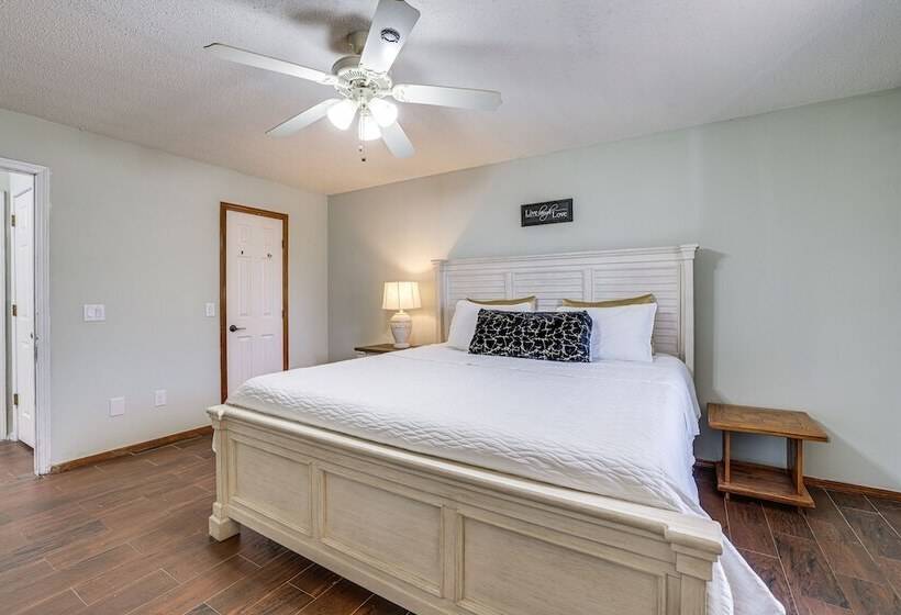 Rogers Vacation Home W/ Yard: 5 Mi To Bentonville