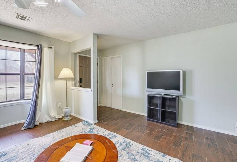 Rogers Vacation Home W/ Yard: 5 Mi To Bentonville