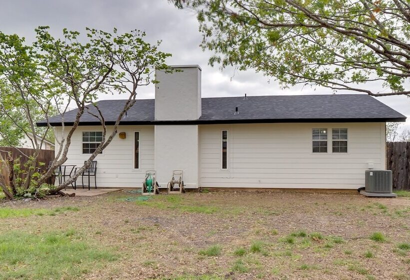 Round Rock Home With Large Yard: 20 Mi To Austin!