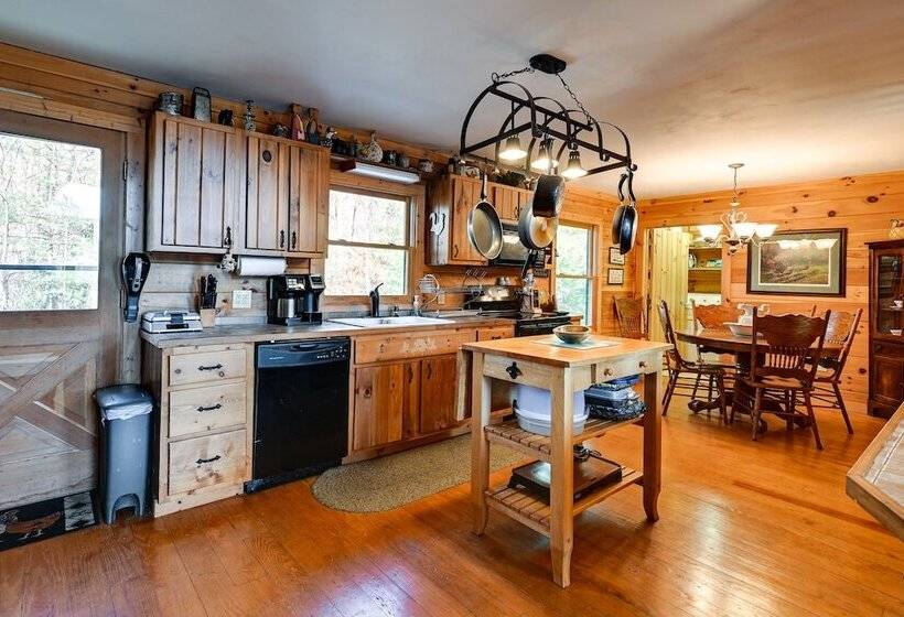 Rustic Fancy Gap Cabin W/ Blue Ridge Parkway Views