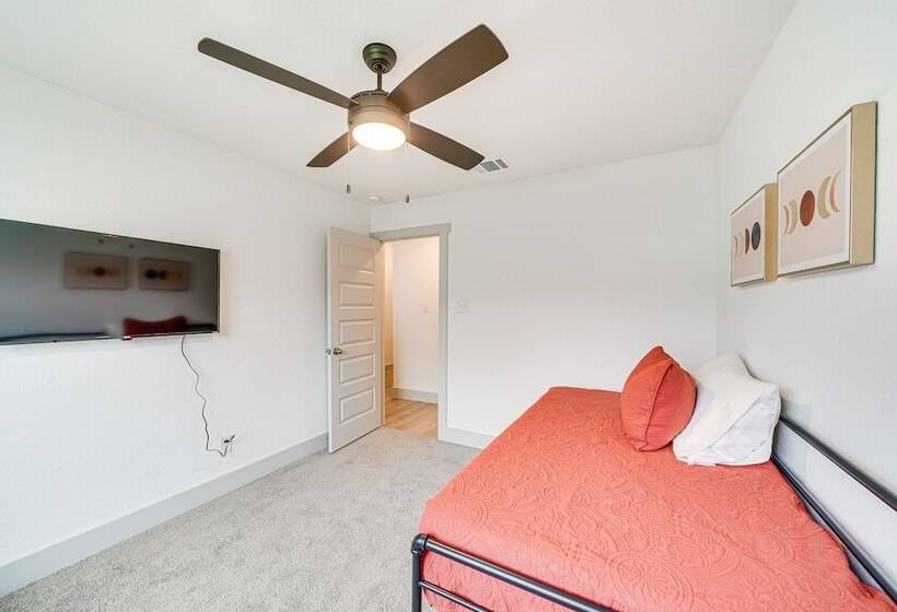 San Antonio Home W/ Fenced Yard: 5 Mi To Seaworld!