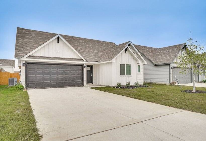 San Antonio Home W/ Fenced Yard: 5 Mi To Seaworld!