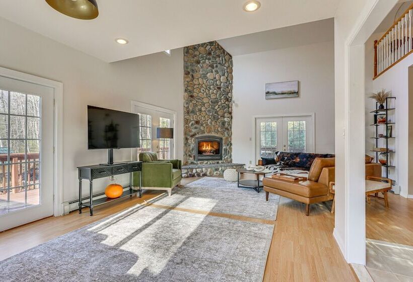 Secluded Kerhonkson Retreat With Deck + Views!