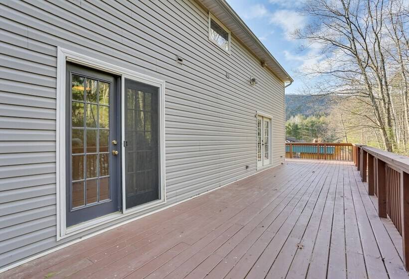 Secluded Kerhonkson Retreat With Deck + Views!