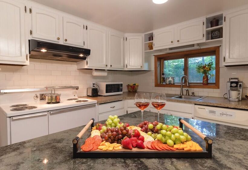 Secluded Wisconsin Cottage W/ Nearby Lake Access