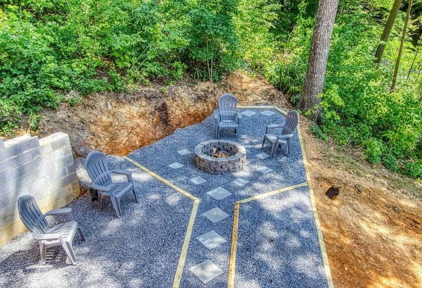 Sevierville Family Cabin: Hot Tub & Game Room!