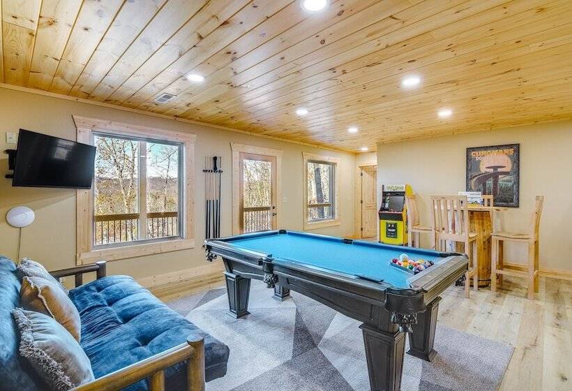 Sevierville Family Cabin: Hot Tub & Game Room!