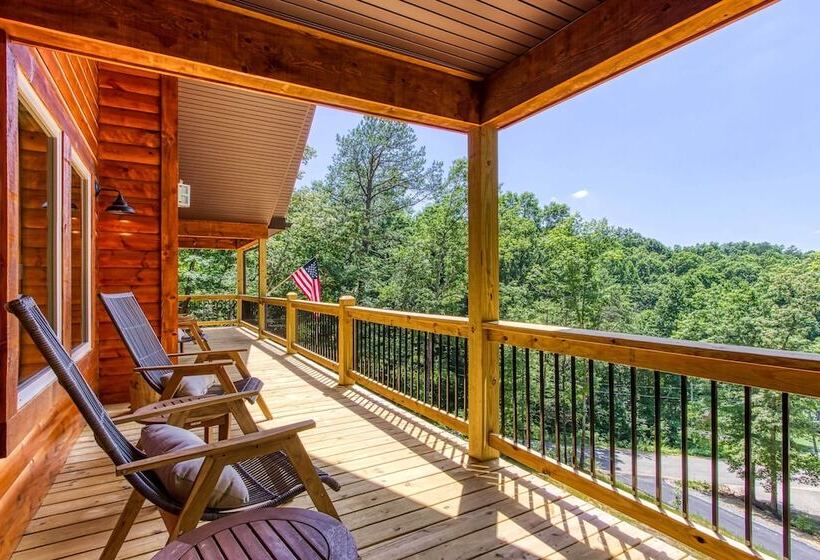 Sevierville Family Cabin: Hot Tub & Game Room!