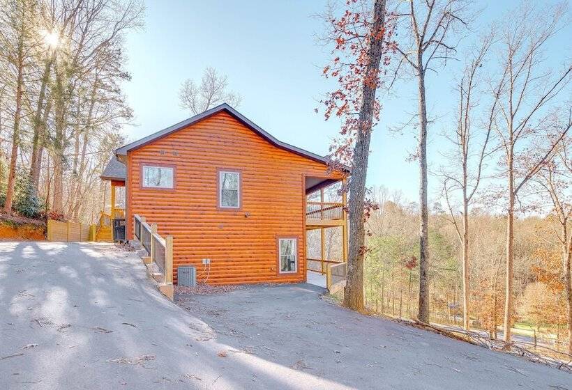 Sevierville Family Cabin: Hot Tub & Game Room!