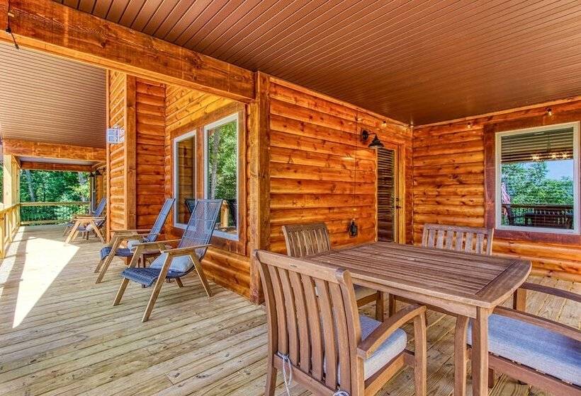 Sevierville Family Cabin: Hot Tub & Game Room!