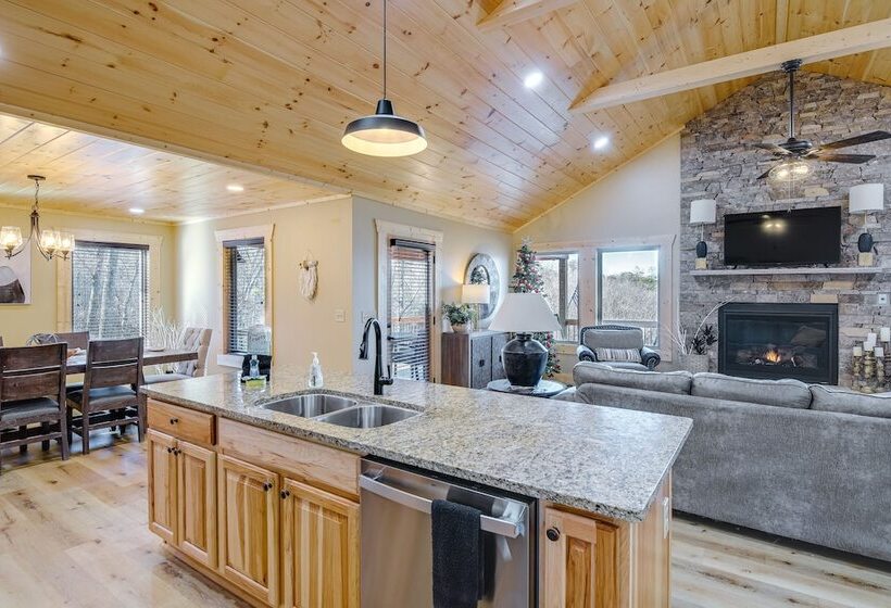 Sevierville Family Cabin: Hot Tub & Game Room!