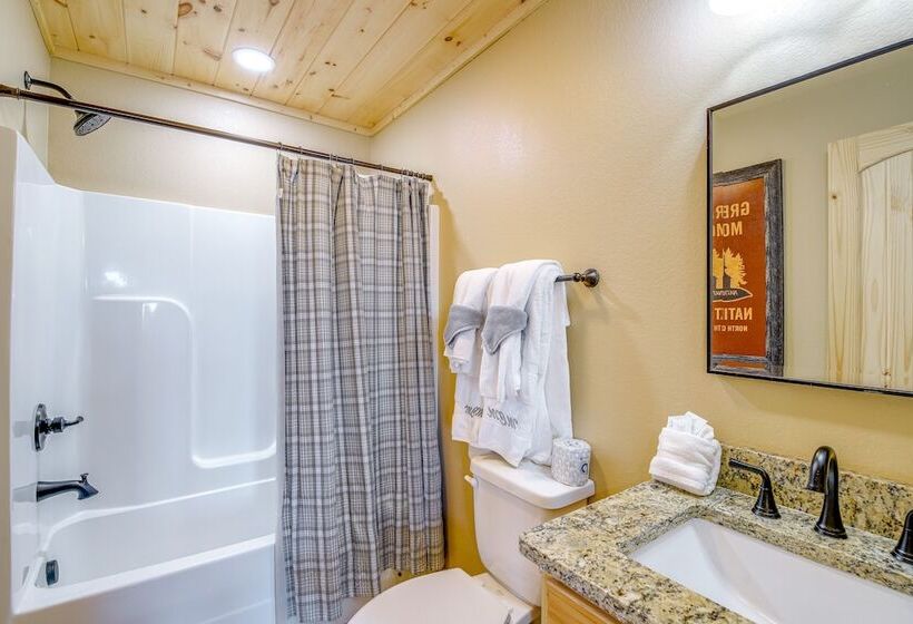 Sevierville Family Cabin: Hot Tub & Game Room!