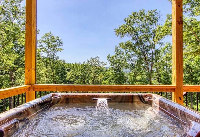 Sevierville Family Cabin: Hot Tub & Game Room!