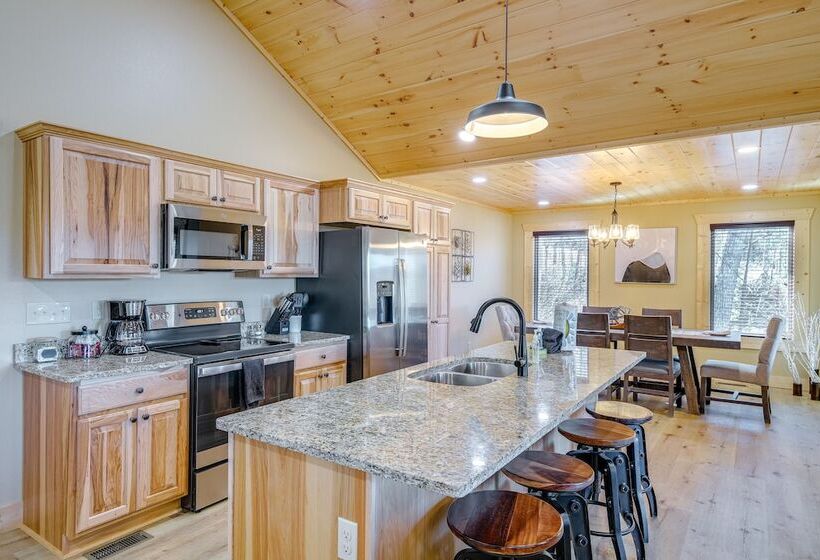 Sevierville Family Cabin: Hot Tub & Game Room!