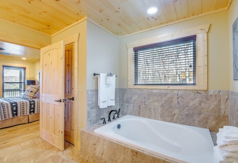 Sevierville Family Cabin: Hot Tub & Game Room!