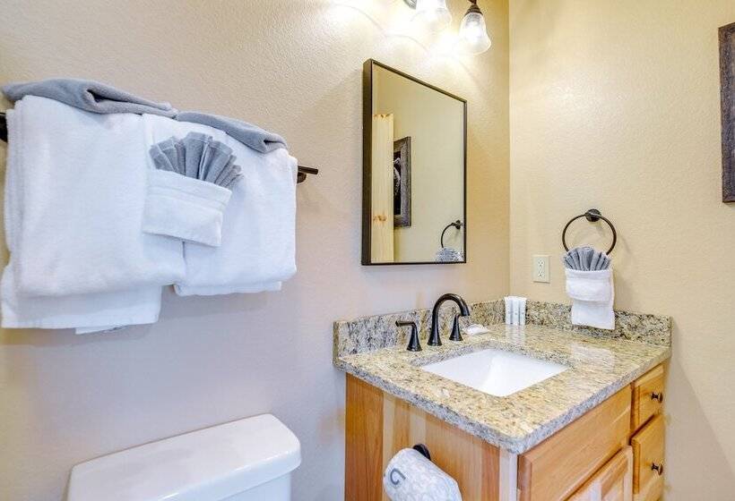 Sevierville Family Cabin: Hot Tub & Game Room!