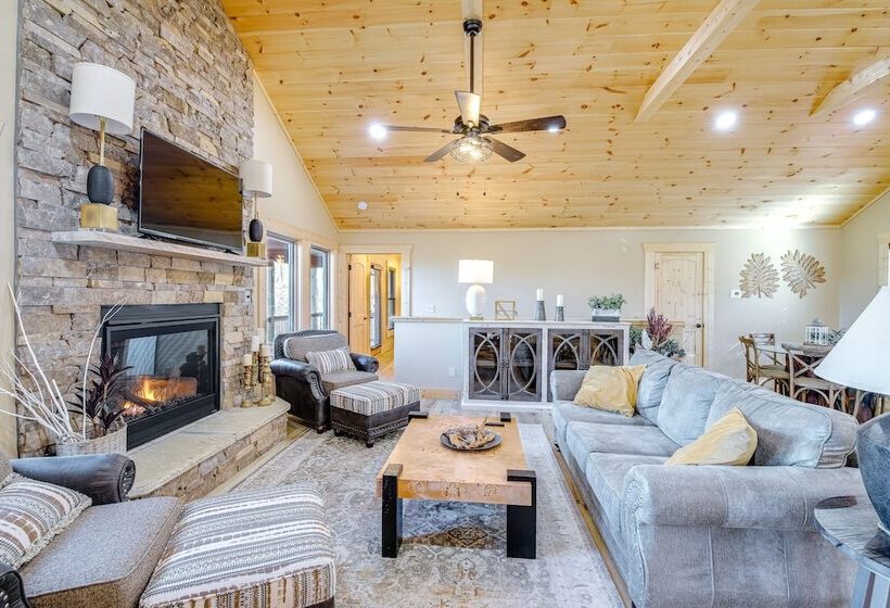 Sevierville Family Cabin: Hot Tub & Game Room!