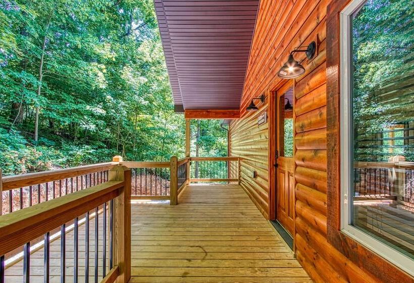 Sevierville Family Cabin: Hot Tub & Game Room!