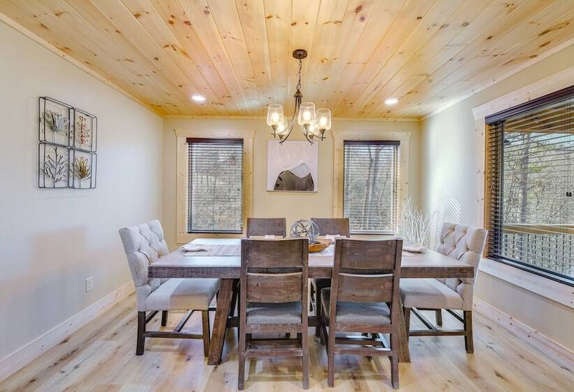 Sevierville Family Cabin: Hot Tub & Game Room!