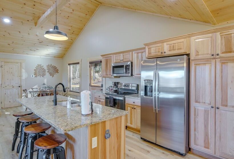 Sevierville Family Cabin: Hot Tub & Game Room!