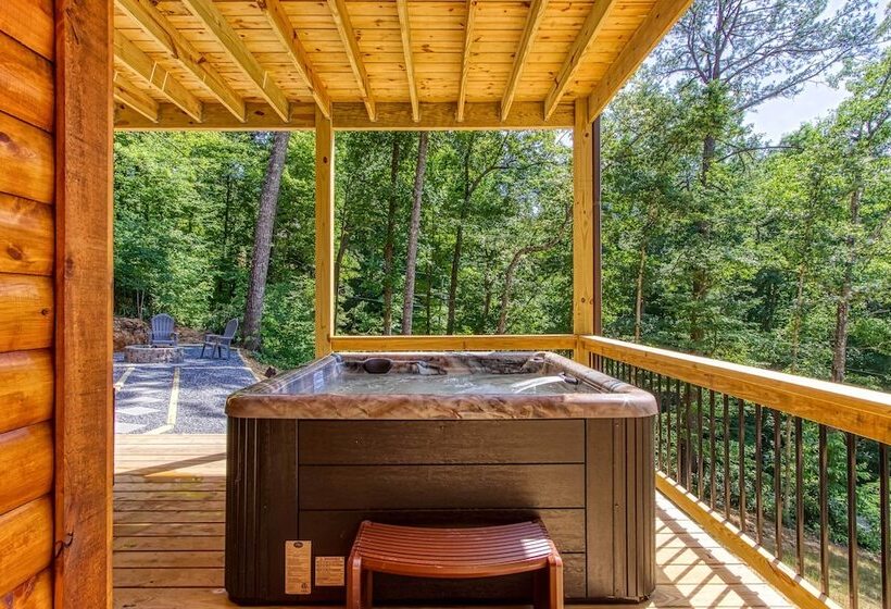 Sevierville Family Cabin: Hot Tub & Game Room!