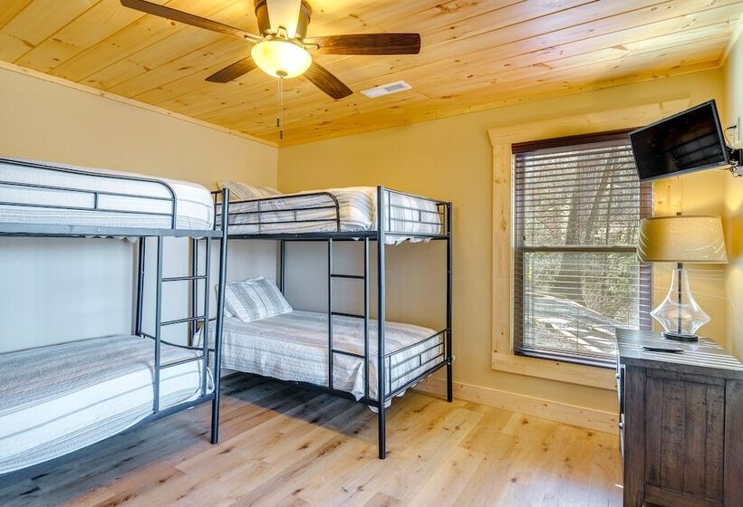 Sevierville Family Cabin: Hot Tub & Game Room!