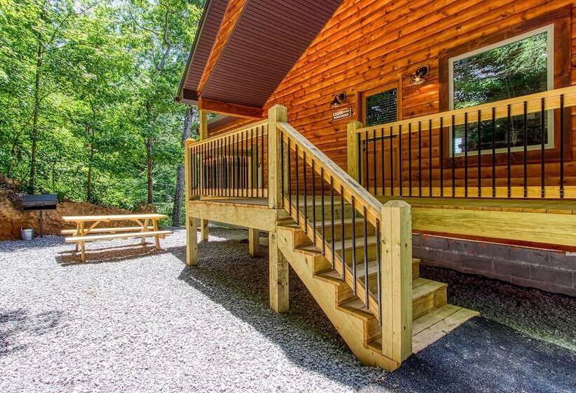 Sevierville Family Cabin: Hot Tub & Game Room!