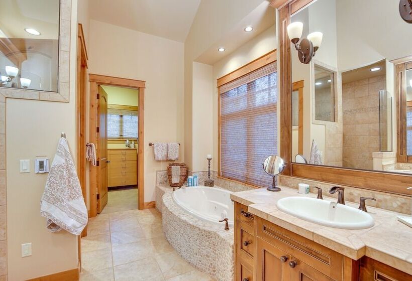 Spacious Cle Elum Cabin On Golf Course W/ Hot Tub!