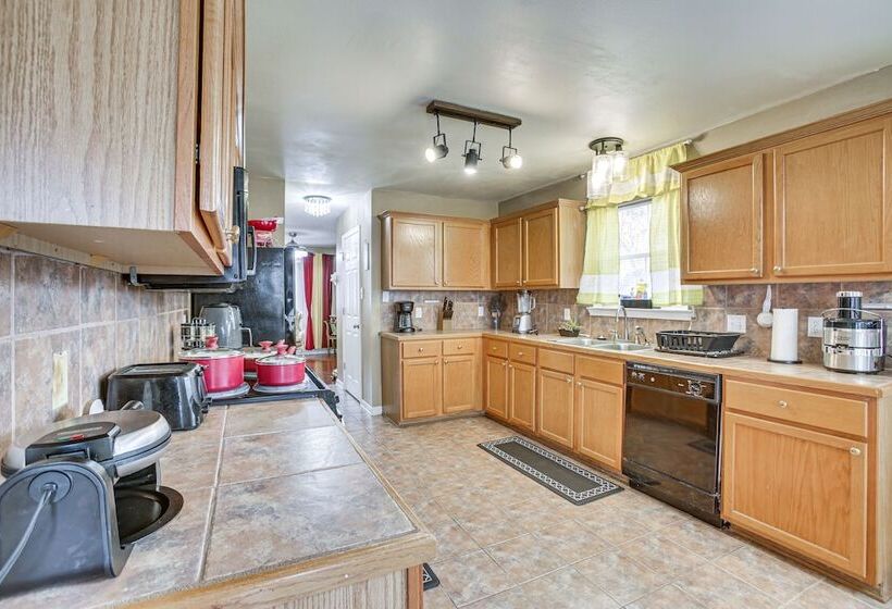 Spacious Family Friendly Home In Denham Springs!