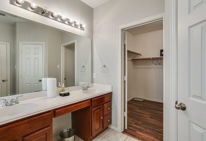 Spacious Frisco Home: 11 Mi To Lewisville Lake