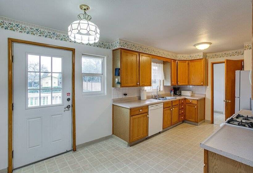 Spacious Lakewood Home   10 Mi To Downtown Tacoma!