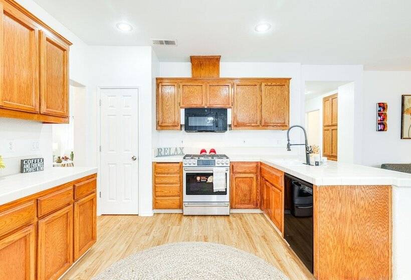 Spacious Los Banos Home W/ Patio   Dogs Welcome!