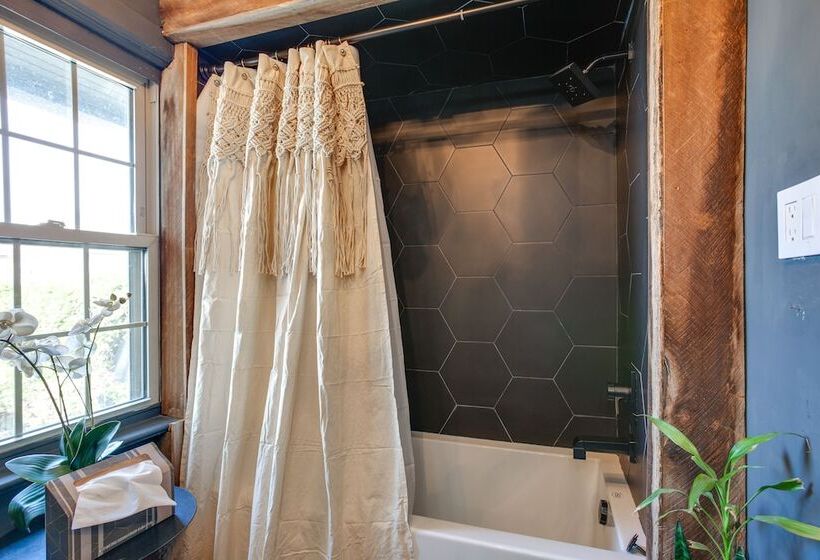 Spacious New Jersey Home: Pool & Fire Pit!