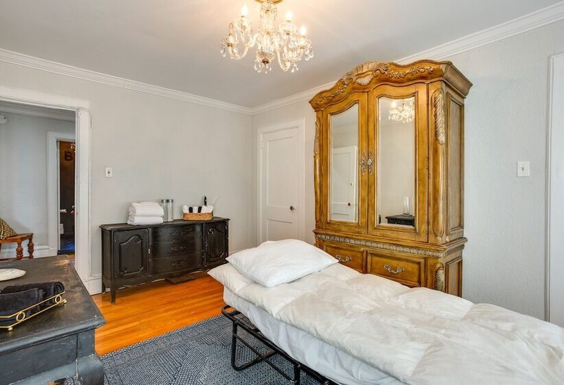 Spacious New Jersey Home: Pool & Fire Pit!