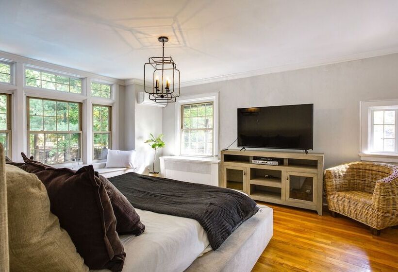 Spacious New Jersey Home: Pool & Fire Pit!