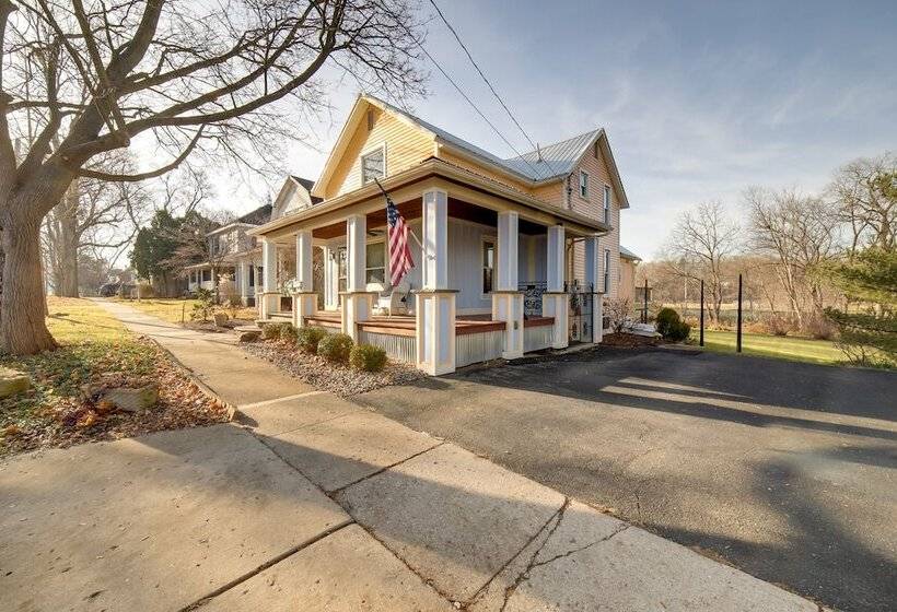 Spacious Rockford Retreat: Walk Downtown!