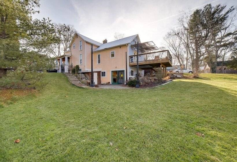 Spacious Rockford Retreat: Walk Downtown!