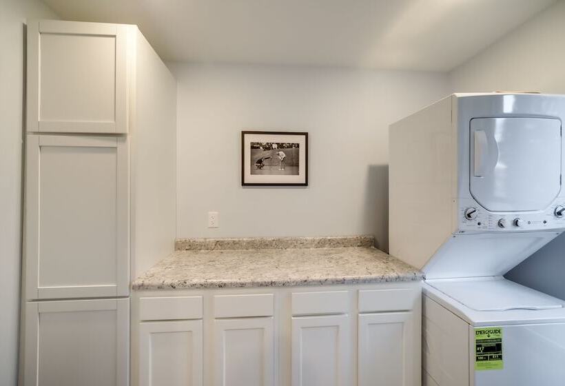 Spacious Rockford Retreat: Walk Downtown!