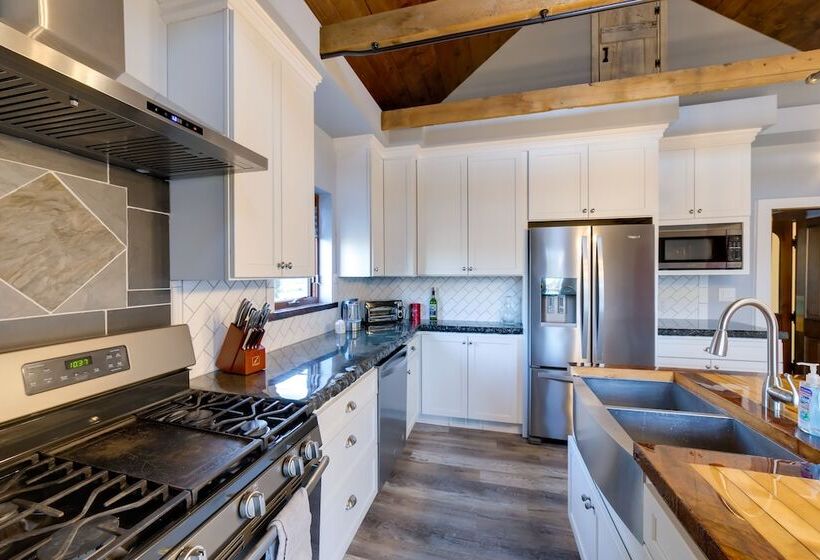 Spacious Rockford Retreat: Walk Downtown!