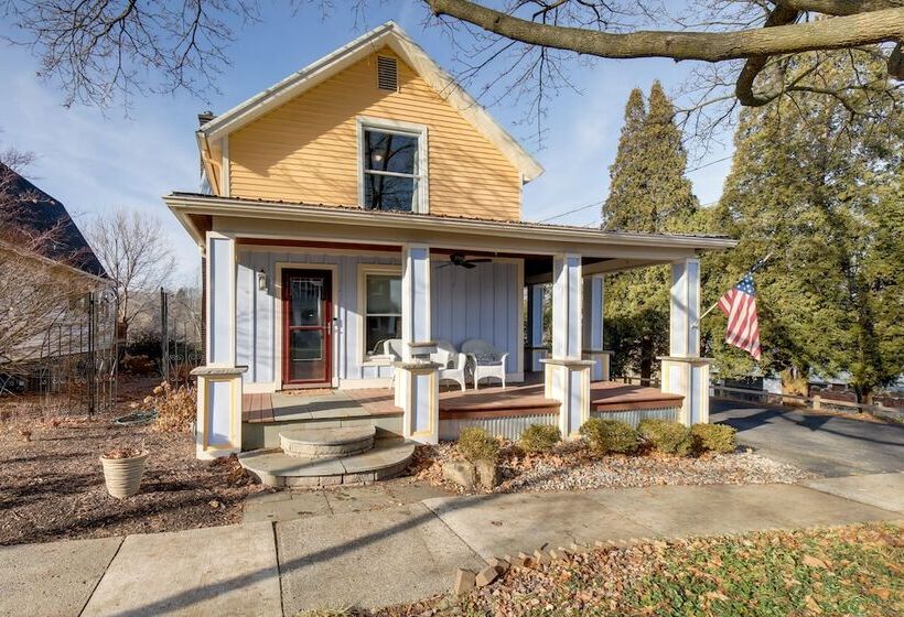 Spacious Rockford Retreat: Walk Downtown!