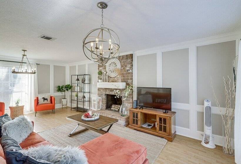 Spacious Spring Retreat W/ Heated Pool & Spa!