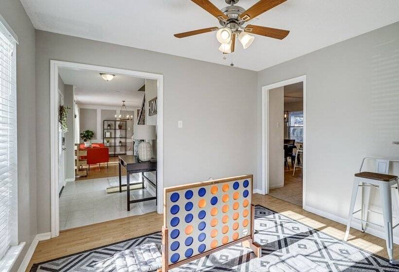 Spacious Spring Retreat W/ Heated Pool & Spa!