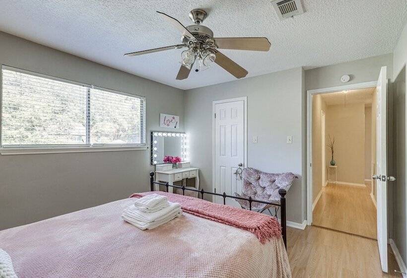 Spacious Spring Retreat W/ Heated Pool & Spa!