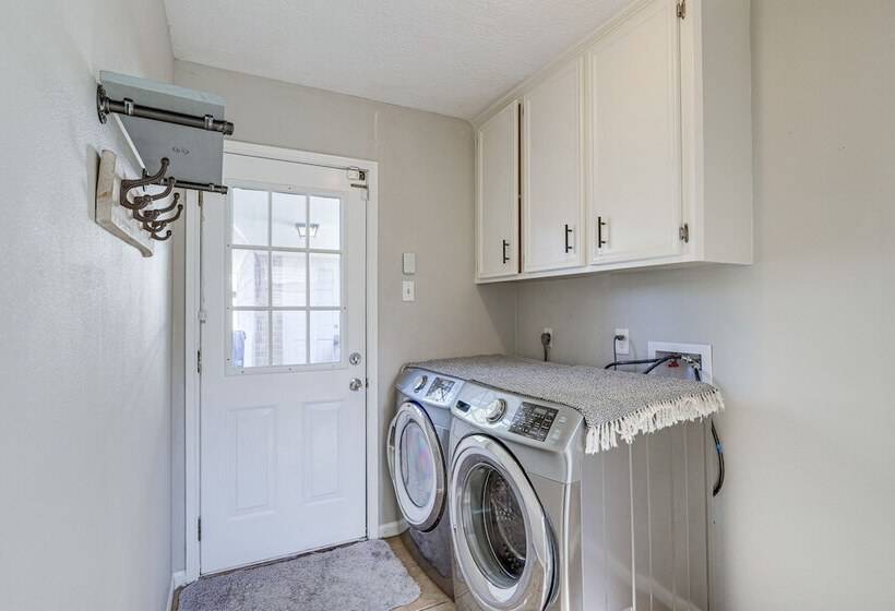 Spacious Spring Retreat W/ Heated Pool & Spa!