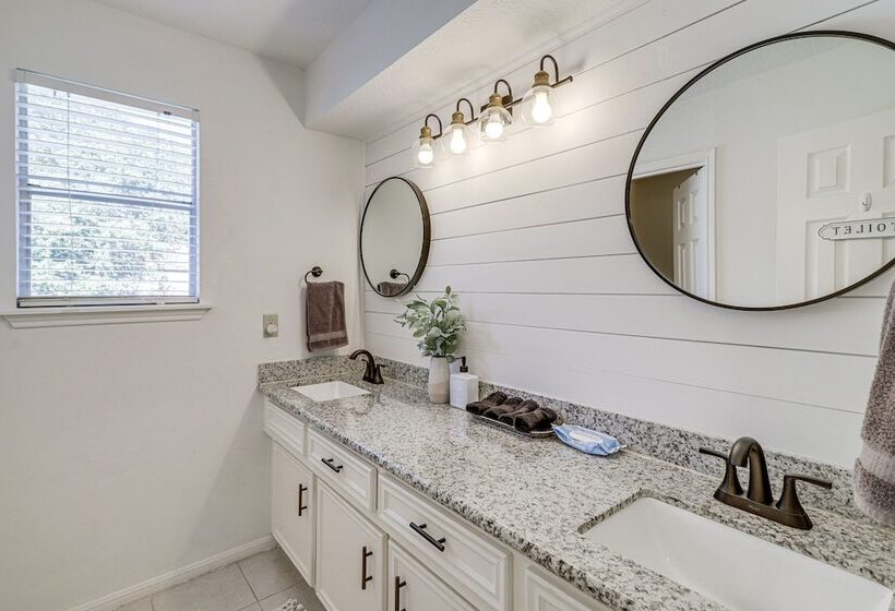 Spacious Spring Retreat W/ Heated Pool & Spa!