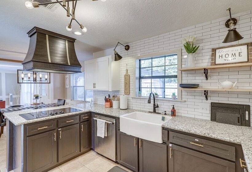 Spacious Spring Retreat W/ Heated Pool & Spa!